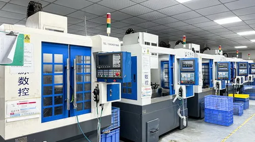 Células de mecanizado CNC en la línea de producción