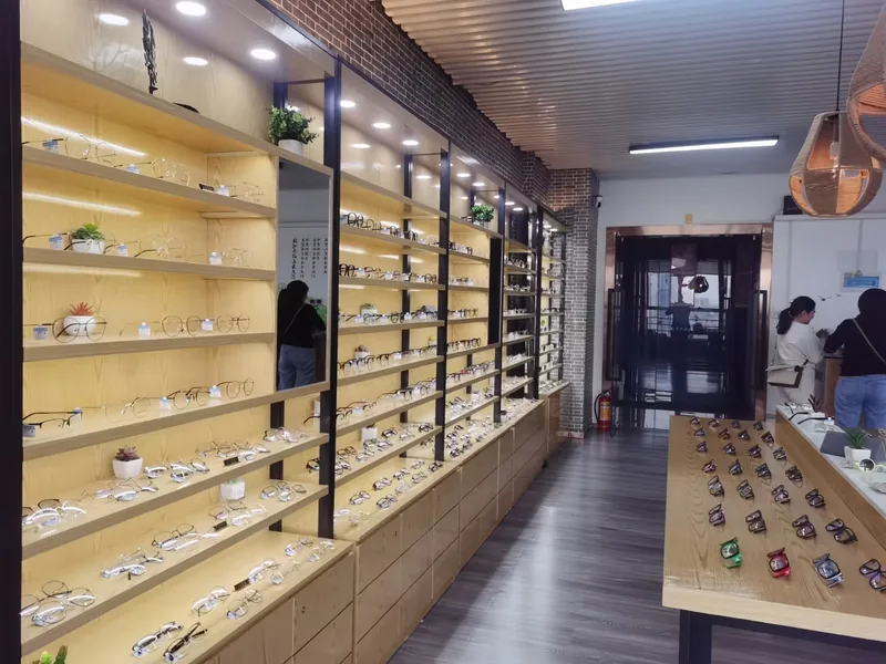 Visita comercial para revisar modelos y colores de gafas